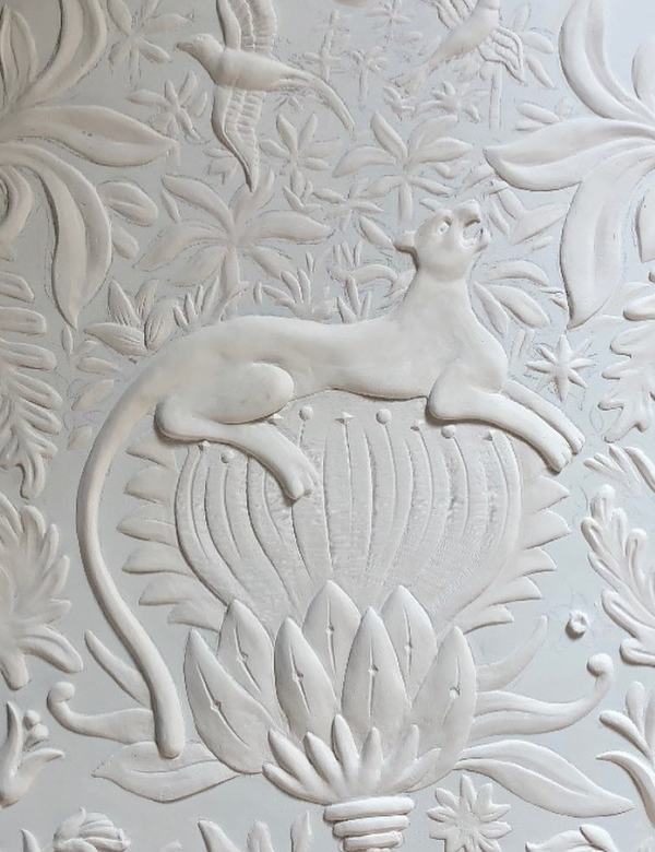 bas-relief sur Nantes avec de la faune et de la flore